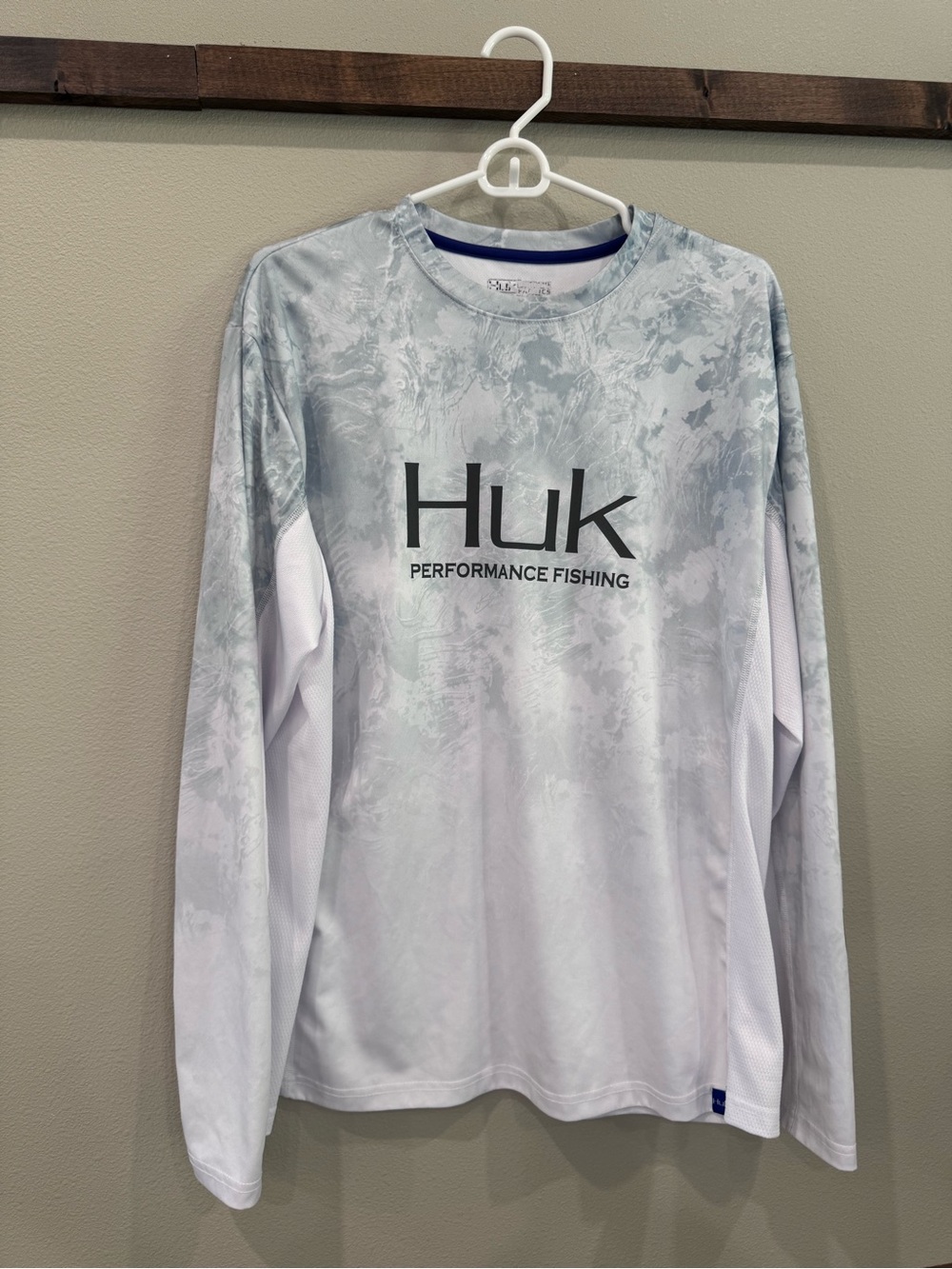 Huk Long Sleeve Performance Fishing Shirt - White & Light Gray